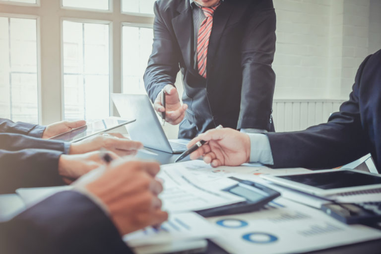 Blurred,Images,a,Group,Of,Business,People,Talking,About,The,Business