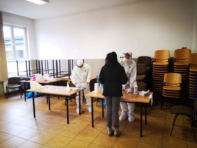 Atmosféra na odbernom mieste v obci Sedliacka Dubová, Lokca, Vavrečka a Ťapešovo na Orave počas pilotného testovania miestneho obyvateľstva v rámci operácie Spoločná zodpovednosť, týkajúcej sa celoplošného testovania Slovákov v súvislosti s ochorením COVID-19 spôsobeným koronavírusom na Slovensku. Bratislava, 25. október 2020.