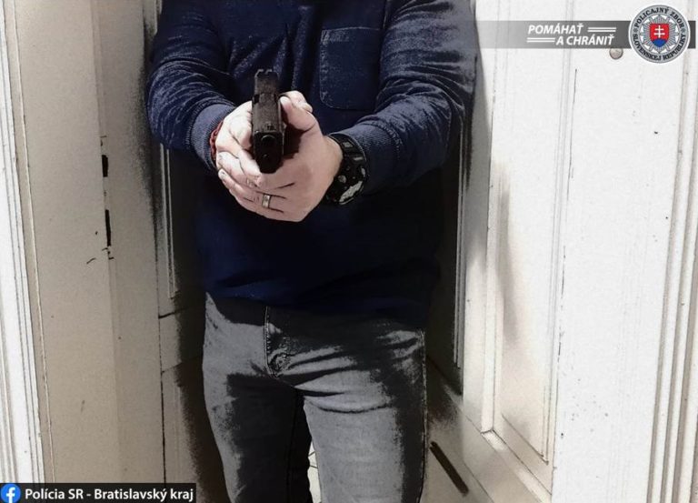 Polícia, zbraň, agresívny muž