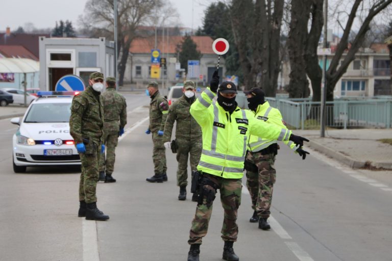 Polícia, policajt, zastavovanie premávky