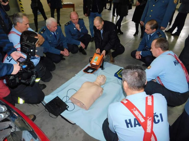 Hasici, defibrilator