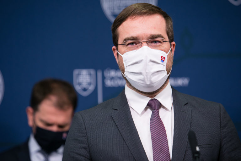 VLÁDA: Minister zdravotníctva odstúpil z funkcie