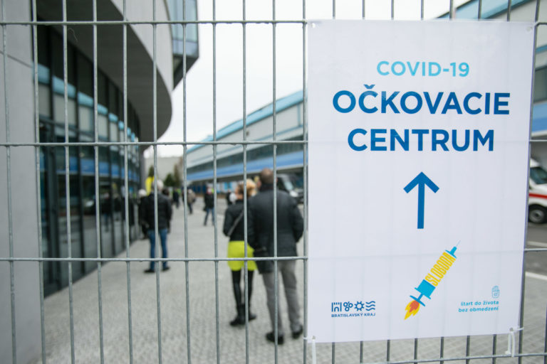 V Bratislave otvorili najväčšie očkovacie centrum