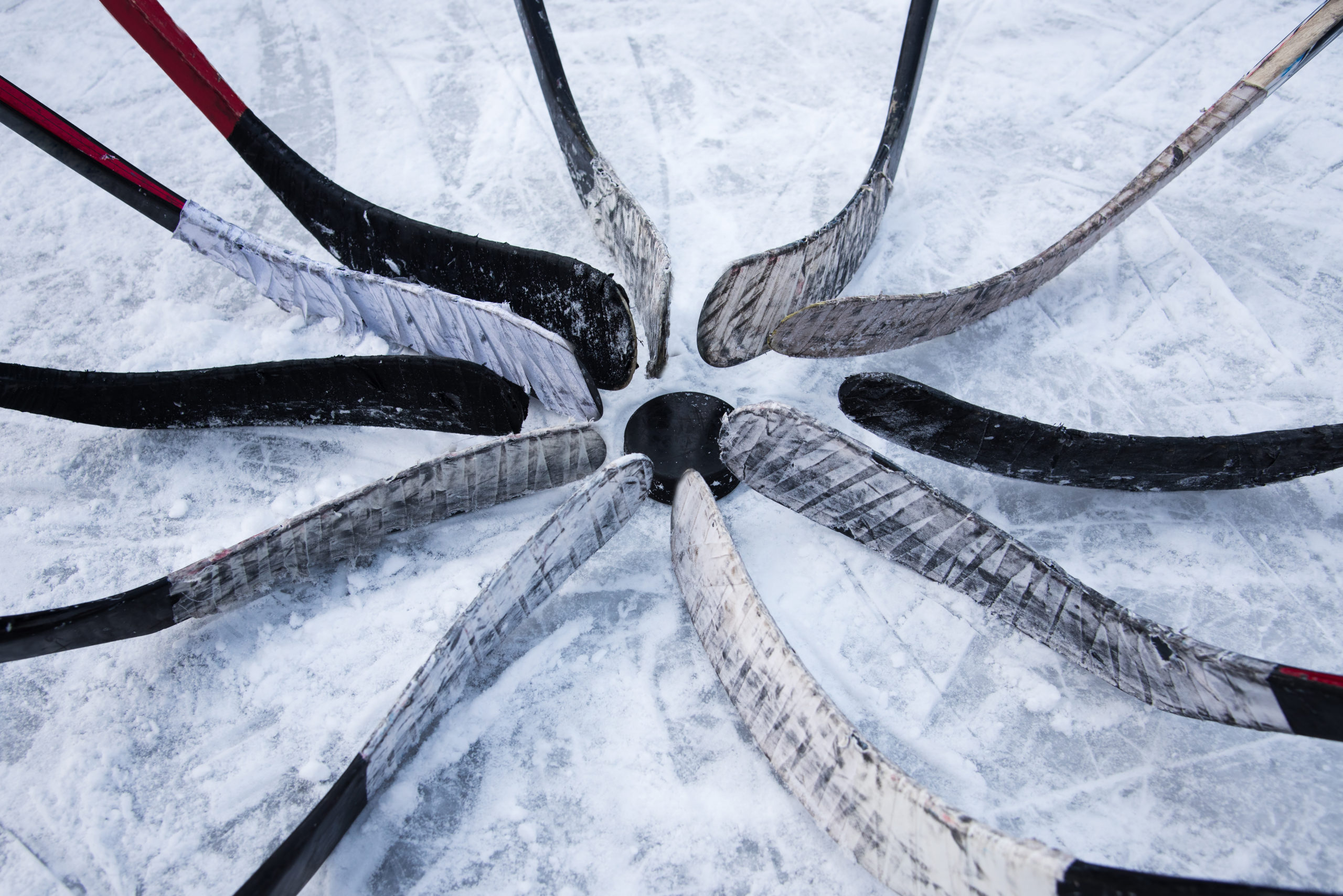 Slovenský zväz ľadového hokeja tvrdí, že naďalej rokuje s extraligovými klubmi o prihlásení do najvyššej domácej súťaže
