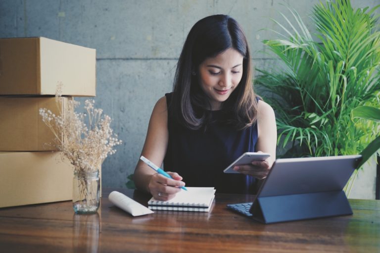 Asian,Business,Woman,Selling,Business,Online,Marketing,In,Coffee,Shop