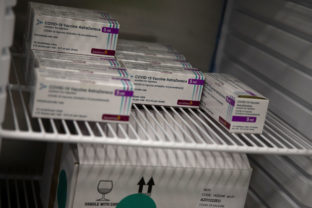 Namiesto očakávaných 300-tisíc dávok vakcíny AstraZeneca v marci príde na Slovensko 25-tisíc dávok