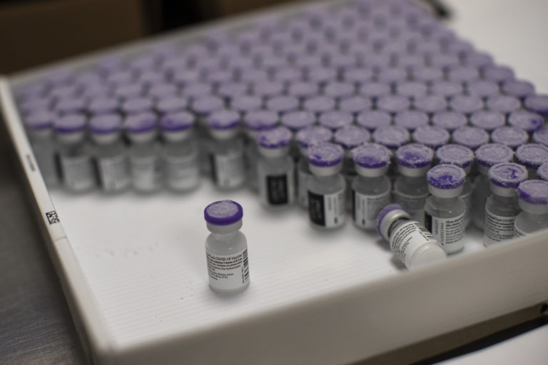 Pfizer požiada regulačné úrady USA, aby povolili posilňujúcu tretiu dávku vakcíny.