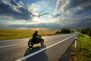 Motocyklista, motorka, cesta