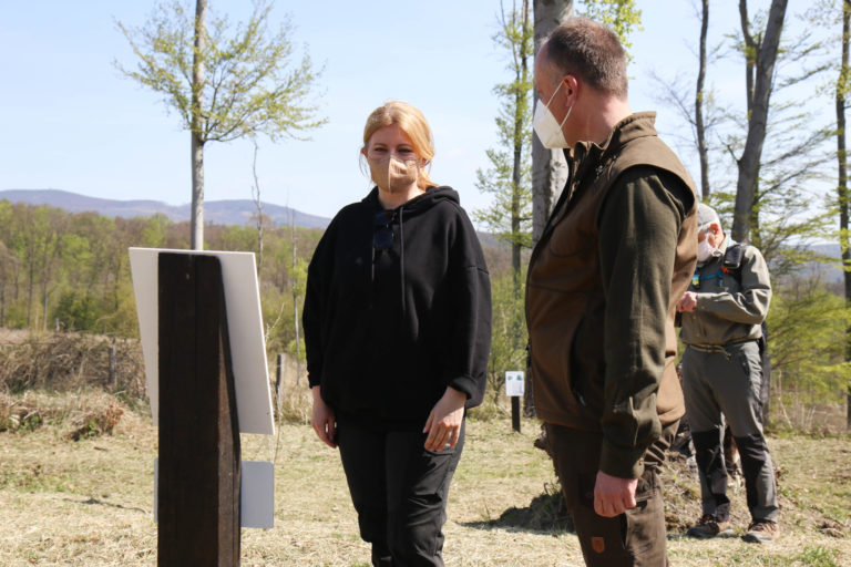 PREZIDENTKA: Sadila mladé stromčeky nad Limbachom
