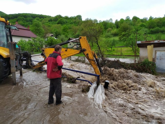 HASIČI: Zasahujú pri povodni v Rudne nad Hronom