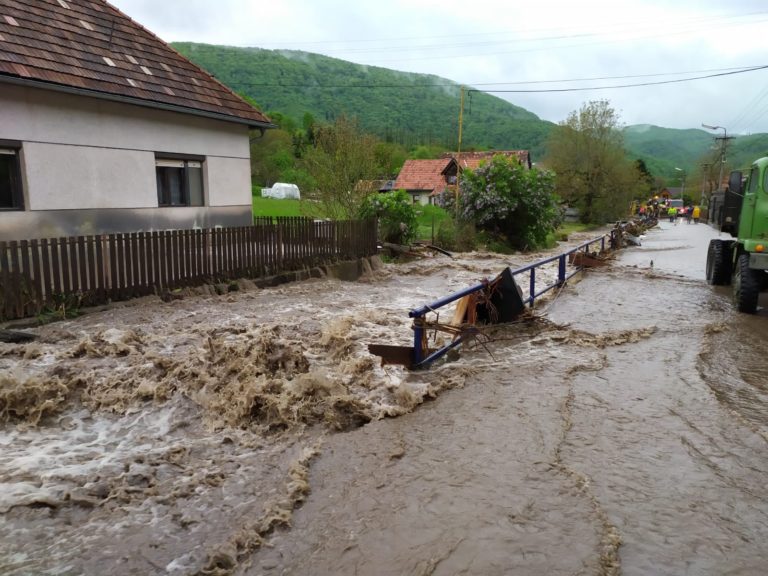 HASIČI: Zasahujú pri povodni v Rudne nad Hronom