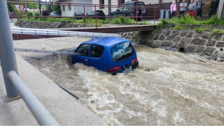 Dopravná nehoda, potok, auto
