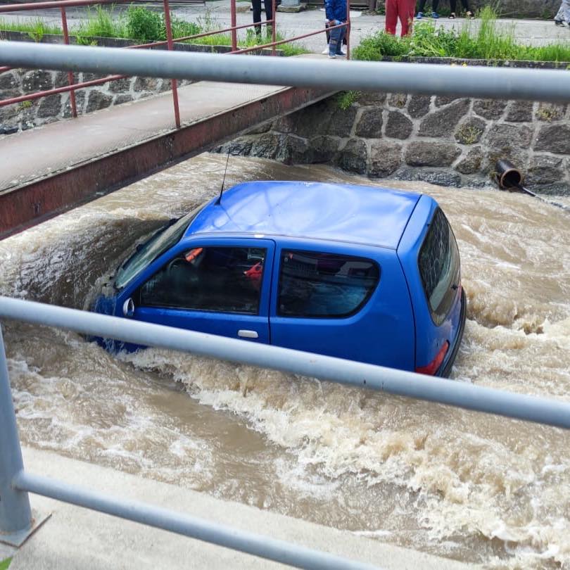 Dopravná nehoda, potok, auto