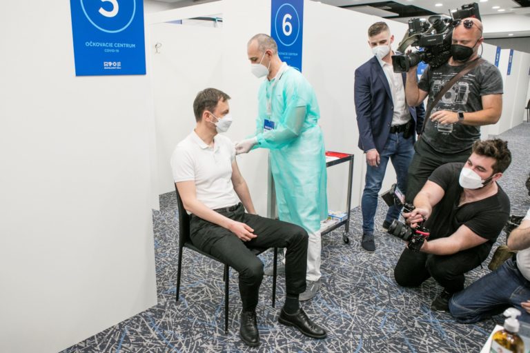 PREMIÉR: Absolvoval očkovanie prvou dávkou vakcíny