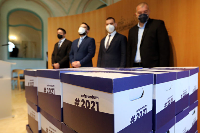 PREZIDENTKA: Petičné hárky za vyhlásenie referenda