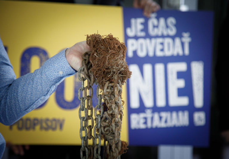 MIČOVSKÝ: Prevzal petíciu Nie reťaziam!