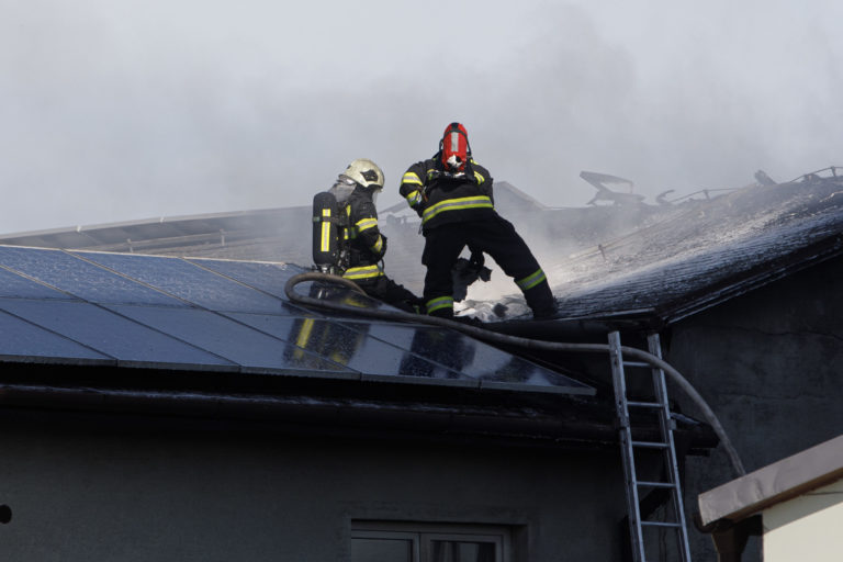 BRATISLAVA: Požiar skladov s pneumatikami