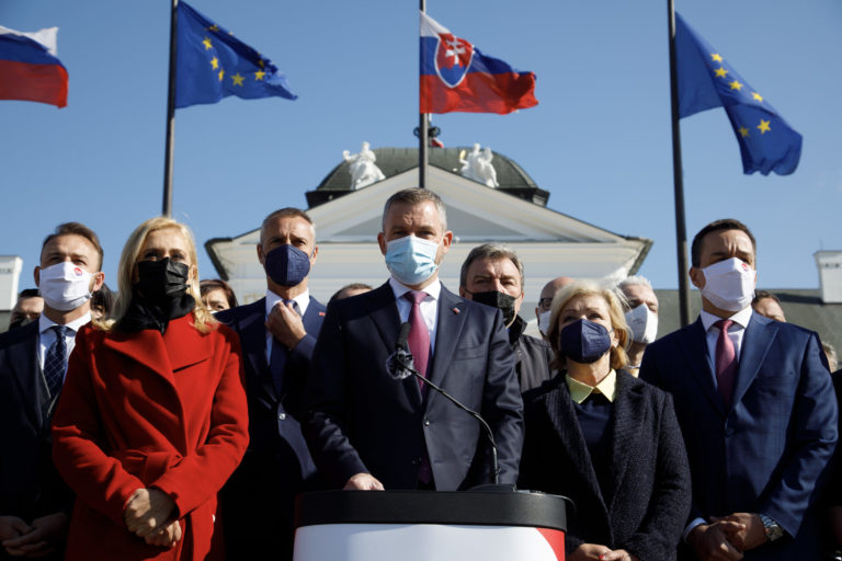 HLAS SD: Odovzdali podpisy na referendum
