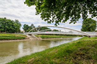 Nový Kalvársky most nad riekou Nitra.