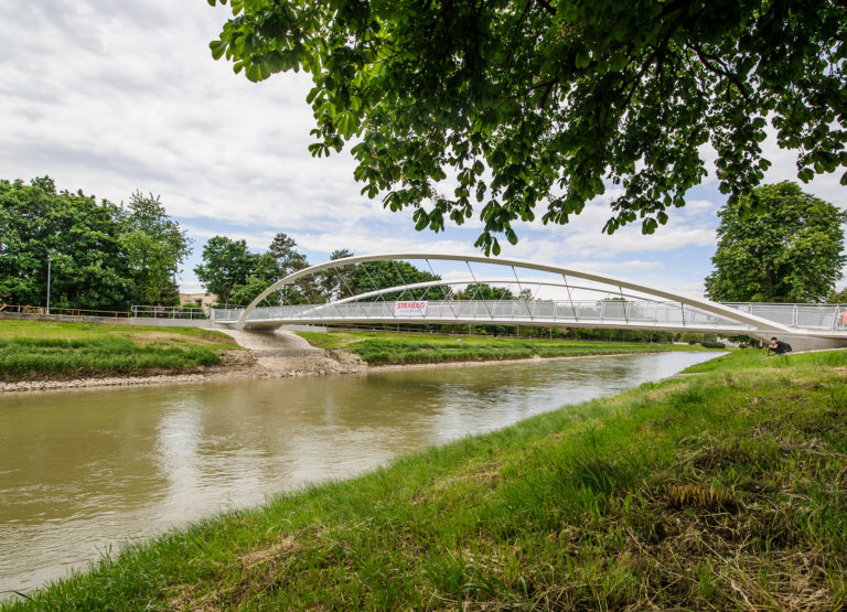 Nový Kalvársky most nad riekou Nitra.