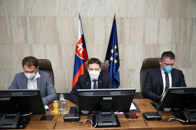 Úrad vlády SR dnes predĺžil termín podávania žiadostí o podporu z rezervy predsedu vlády SR .
