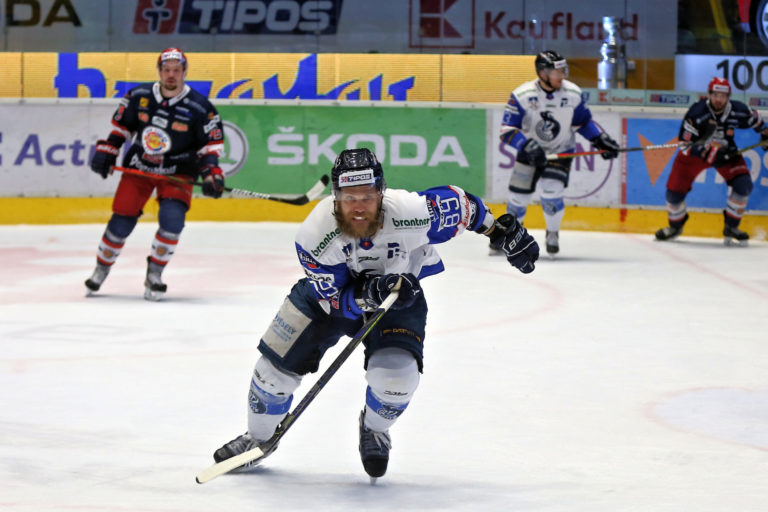 Mike Dalhuisen z HK Poprad (v popredí) počas piateho finálového zápasu play-off hokejovej Tipos extraligy 2020/2021 medzi HKM Zvolen - HK Poprad. Zvolen, 6. máj 2021.