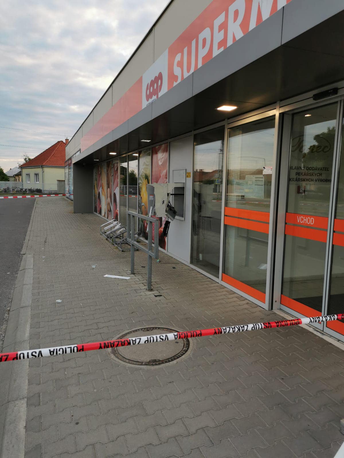 Poškodený bankomat