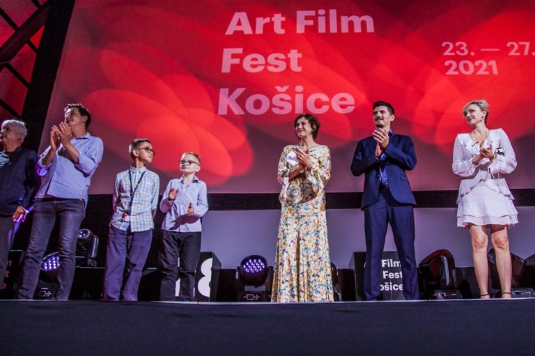 Art_film_fest_muz_so_zajacimi_usami_delegacia.jpg