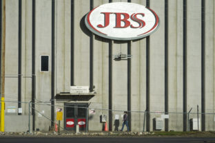 Mäsospracovateľská spoločnosť JBS sa spamätáva z kyberútoku.