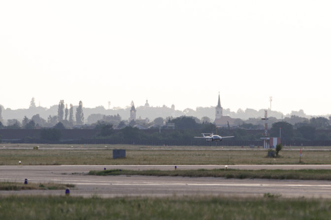 DOPRAVA: AirCar pristálo na letisku v Bratislave