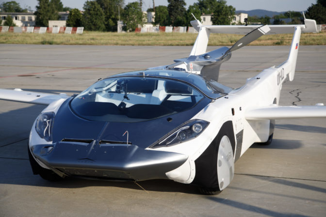 DOPRAVA: AirCar pristálo na letisku v Bratislave