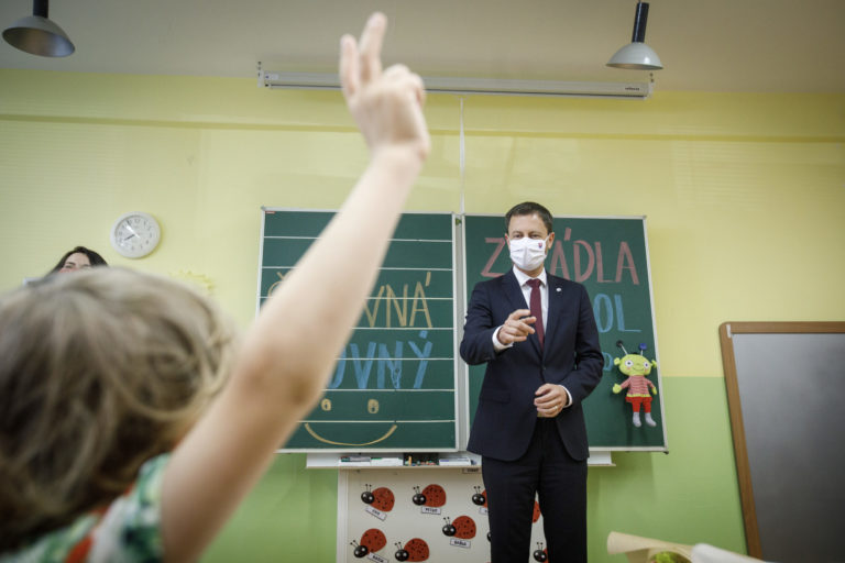 PREMIÉR: Odovzdal žiakom koncoročné vysvedčenia