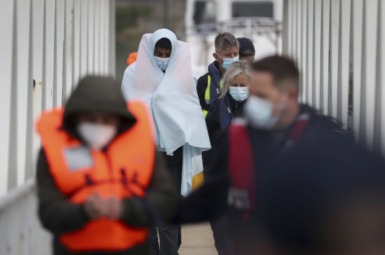 Utečenci, migranti Ak sa človek nemôže uživiť, musí mať povinnosť zúčastniť sa a prispievať sumou, ktorá sa rovná bežnému pracovnému týždňu, aby získal plné sociálne dávky.