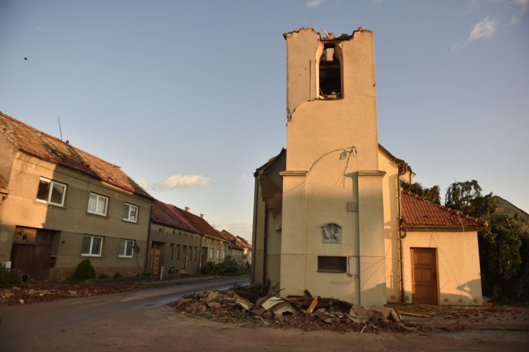 Česko, tornádo, kostol