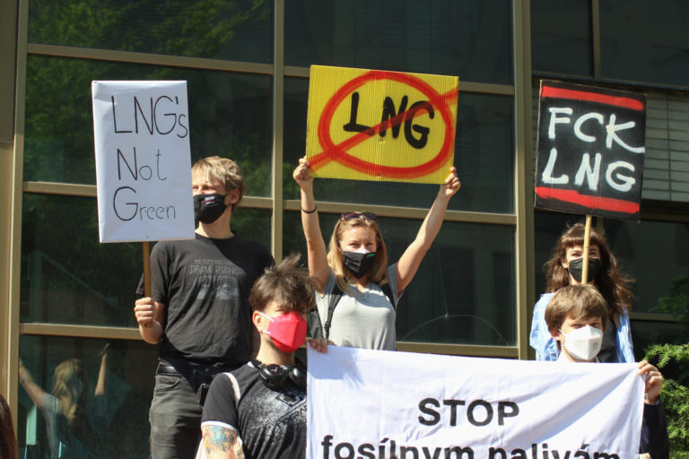PROTEST: Proti výstavbe LNG terminálu v Bratislave
