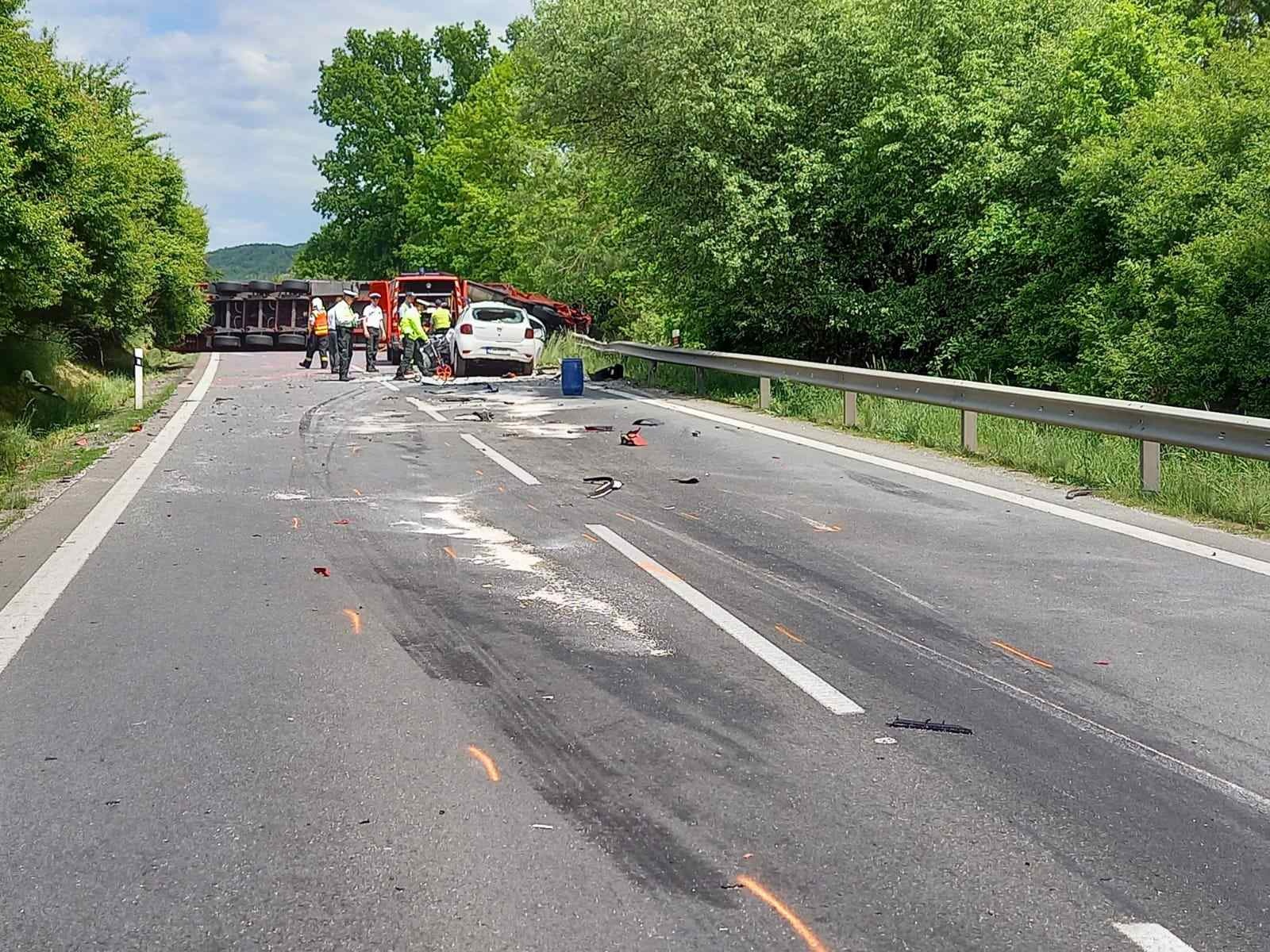 Pri Krupine sa stala tragická nehoda kamión po zrážke s autom zostal skrížený cez vozovku foto