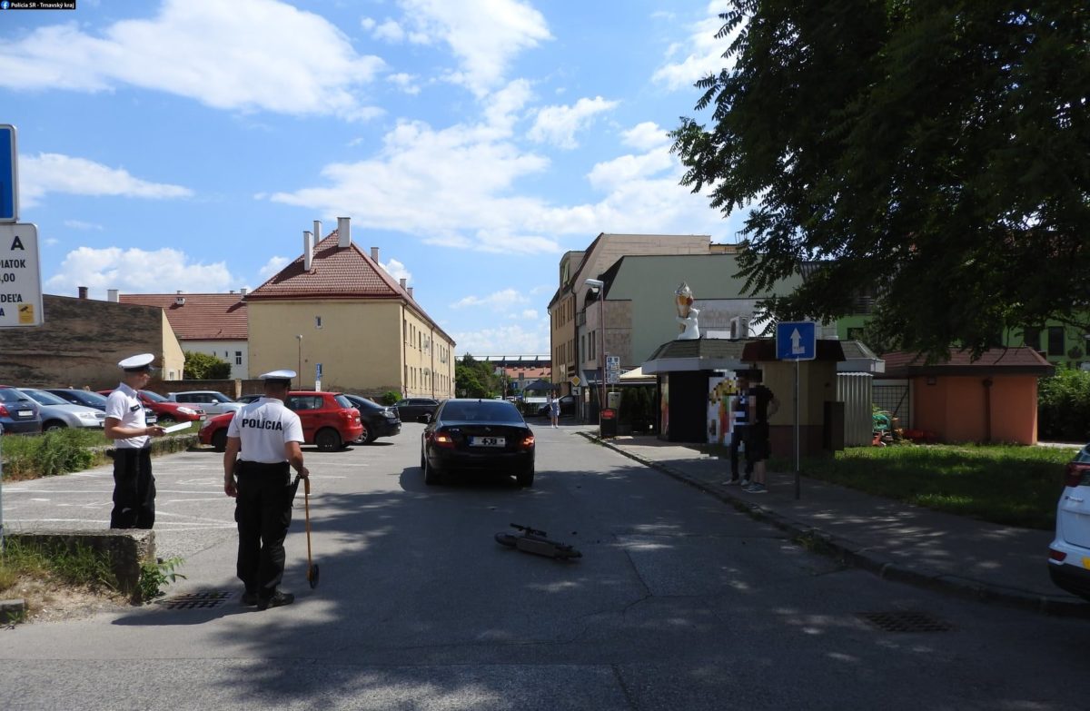 Policia nehoda kolobezka auto zrazka.jpg