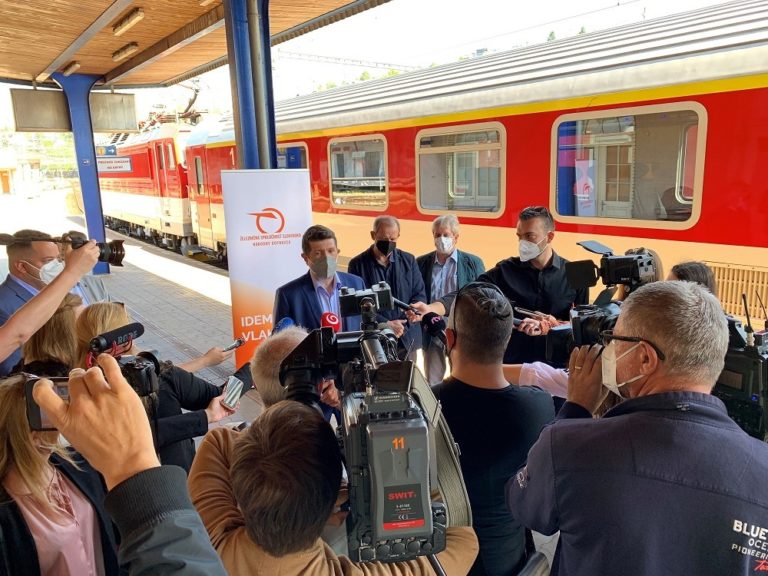 Tlacova konferencia za ucasti ing. romana korena predsedu predstavenstva zssk v strede foto mvdr. juraja kopacka drsc. v tmavom rusku a rndr. vladimira zelnika csc. v bielom rusku.jpg
