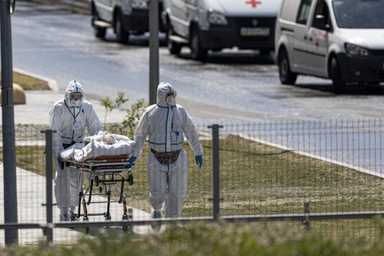 Medical workers carry a patient suspected of having coronavirus on a stretcher at a hospital in Kommunarka, outside Moscow, Russia, Saturday, June 26, 2021. Russia on Saturday reported its highest daily COVID-19 death toll of the year as the country grapples with a sharp spike in infections that has brought new restrictions in some regions. The national coronavirus task force said 619 people died over the past day, the most since Dec. 24. There were were 21,665 new infection cases, nearly 1,300 more than on the previous day and more than double the 9,500 reported on June 1. ()