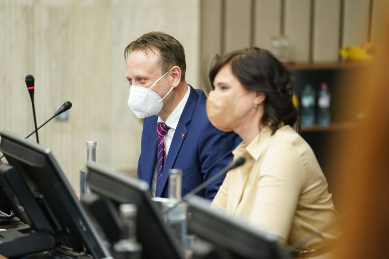 VLÁDA: Rokovanie 16. schôdze