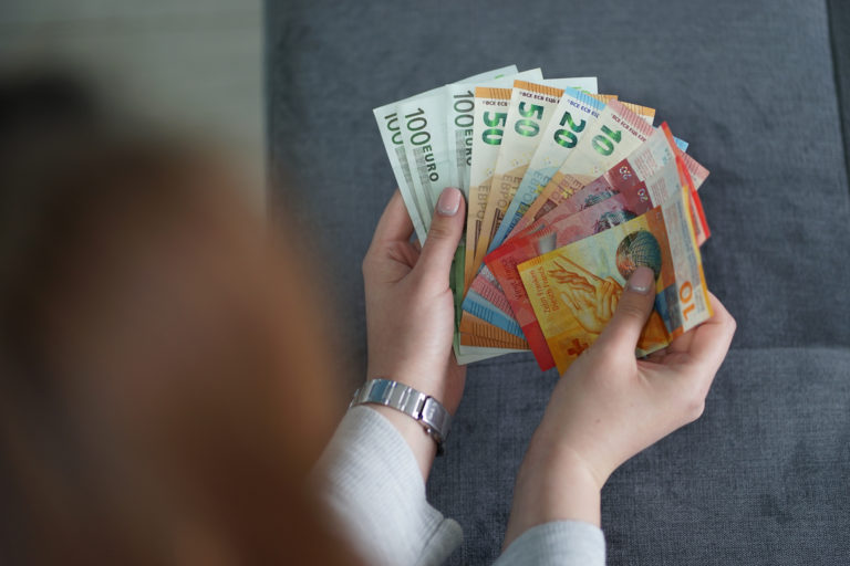 Svajčiarsky frank euro frankové uvery banky vláda