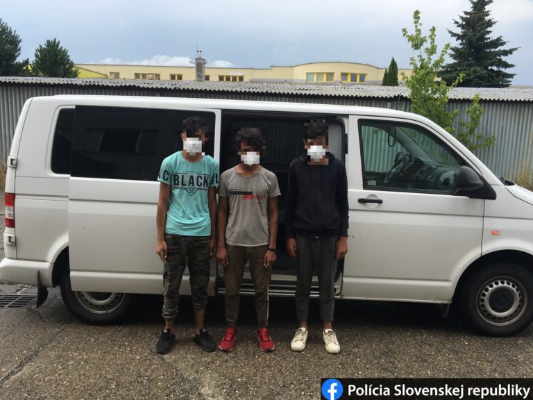 Migranti afganci policia.jpg