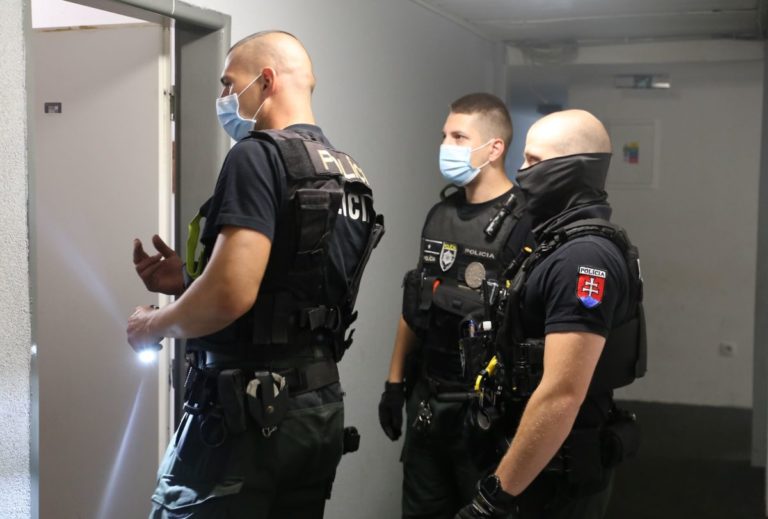 Polícia, policajný zásah, razia