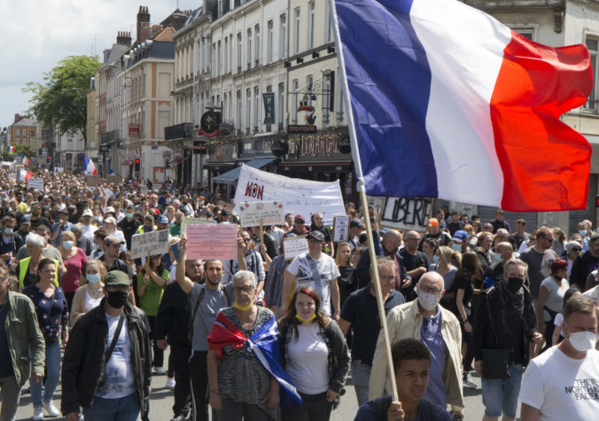 Protest proti pandemickým opatreniam vo Francúzsku