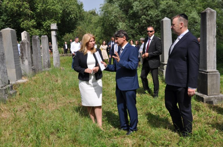 Zvrk prezidentka no zidovsky cintorin 6.jpg