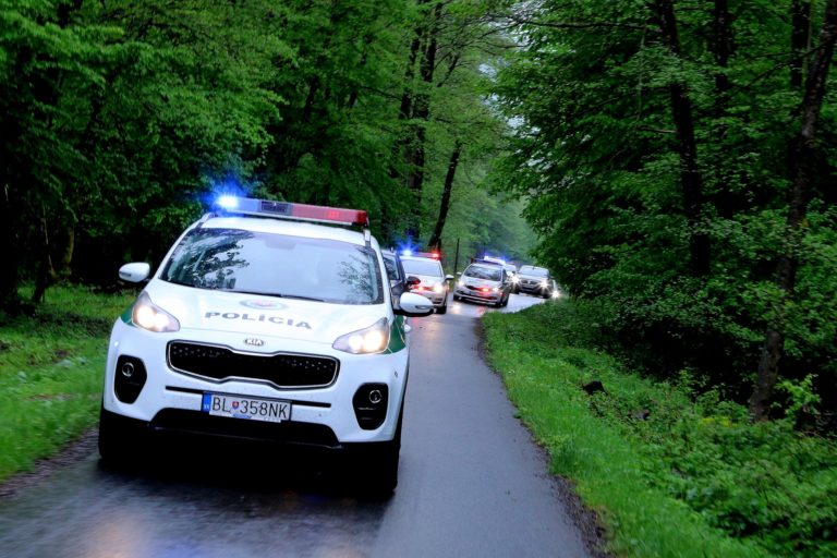Polícia, policajné auto,