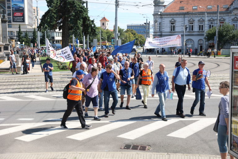 POCHOD: Zamestnancov U. S. Steel Košice