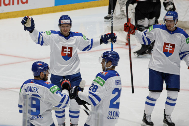 Radosť hráčov zo Slovenska po strelení úvodného gólu počas hokejového zápasu v skupine D finálnej fázy kvalifikácie mužov na zimné olympijské hry 2022 v Pekingu medzi Rakúsko - Slovensko. Bratislava, 26. august 2021.