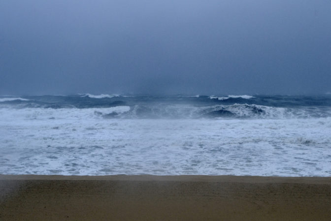 Tropická búrka, more, pobrežie