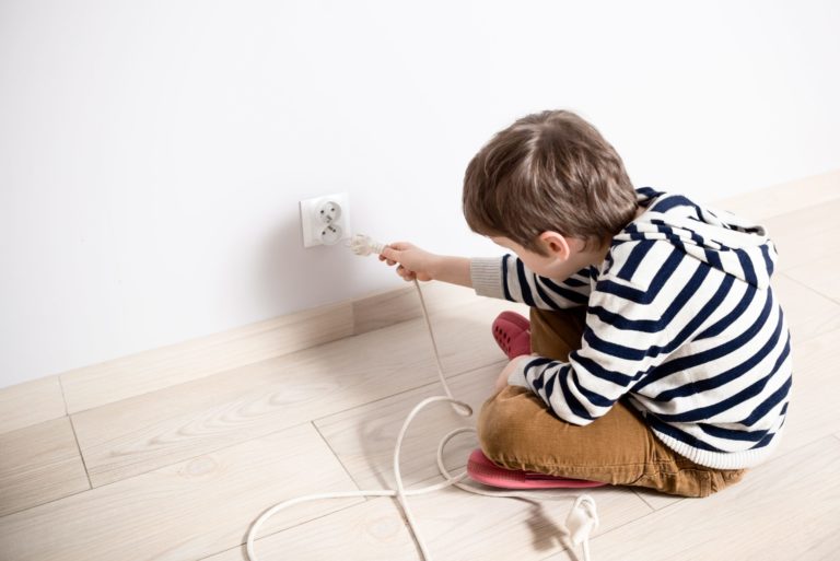 Zásah elektrickým prúdom, elektrika, dieťa